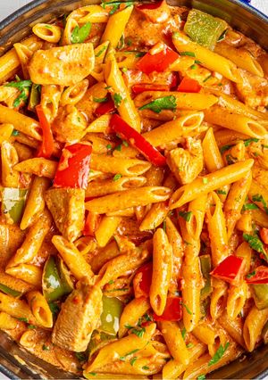 Cajun csirkemell tésztával recept fotója