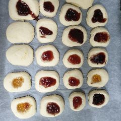 A picture of Jam biscuits.