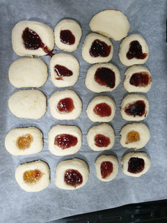 A picture of Jam biscuits.