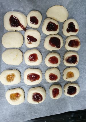 A picture of Jam biscuits.