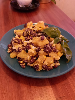 Una foto de Ensalada de porotos negros, papa y huevo