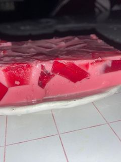 Una foto de Postre de gelatina con crema