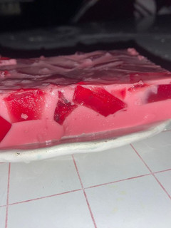 Una foto de Postre de gelatina con crema