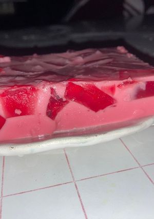 Una foto de Postre de gelatina con crema