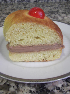Una foto de Roscón de reyes relleno de trufa