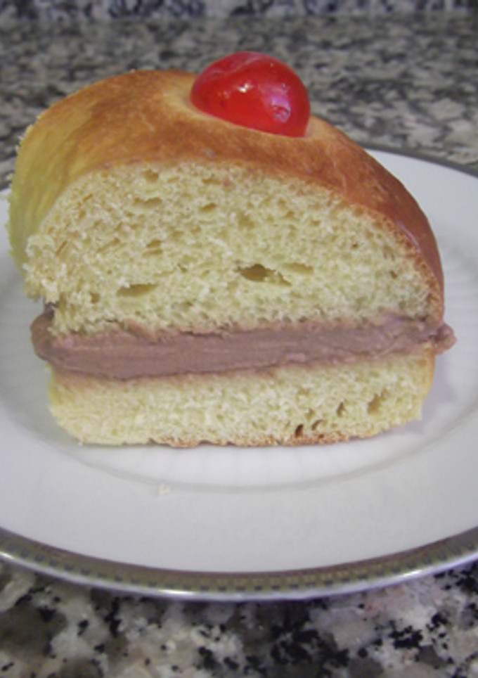 Una foto de Roscón de reyes relleno de trufa