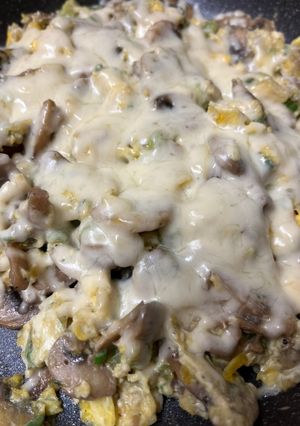 A picture of Jamur Telur Orak Arik/Mushroom Omelette/Mantarli Yumurta.