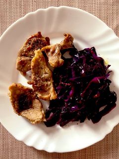 Una foto de Chuleticas de cordero lechal con ensalada de col lombarda y pasas en reducción de Pedro Ximenez