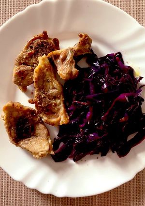 Una foto de Chuleticas de cordero lechal con ensalada de col lombarda y pasas en reducción de Pedro Ximenez
