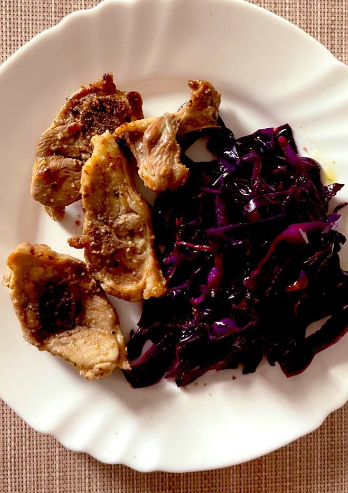 Una foto de Chuleticas de cordero lechal con ensalada de col lombarda y pasas en reducción de Pedro Ximenez