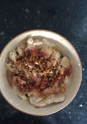 A picture of Hummus salad فته حمص.