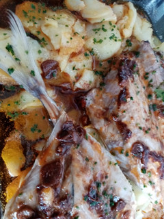 Una foto de Jurel al horno con patatas