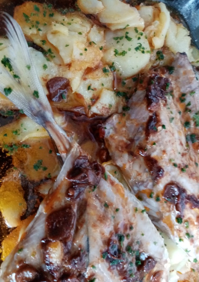 Una foto de Jurel al horno con patatas