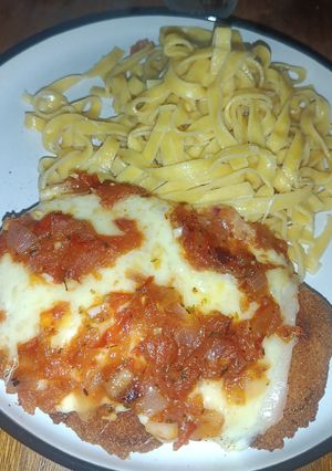 Una foto de Milanesas a la napolitana con tallarines