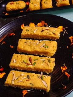 बेसन मिल्क केक (besan milk cake recipe in Hindi) रेसिपी मुख्य फोटो
