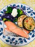 Salmón al horno y  berenjenas rellenas con Pechuga de pollo molido !
