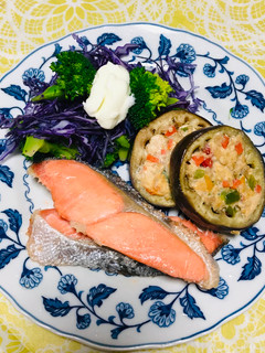 Una foto de Salmón al horno y berenjenas rellenas con Pechuga de pollo molido !