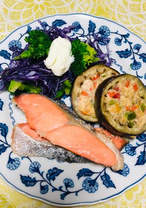 Una foto de Salmón al horno y  berenjenas rellenas con Pechuga de pollo molido !