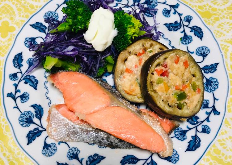 Salmón al horno y  berenjenas rellenas con Pechuga de pollo molido !