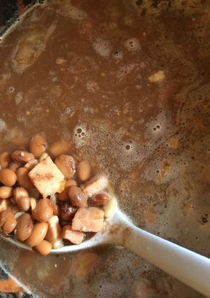 Una foto de Frijoles bayos con chuleta