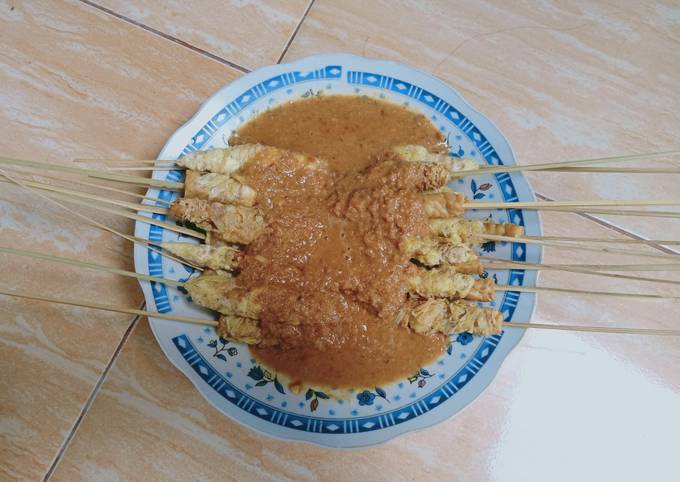 Sate Tempe Telur Gulung dengan Bumbu Kacang