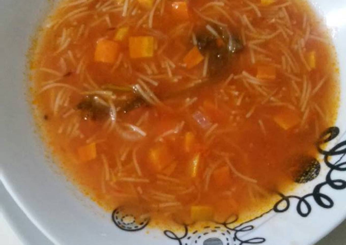Sopa de fideo con zanahorias
