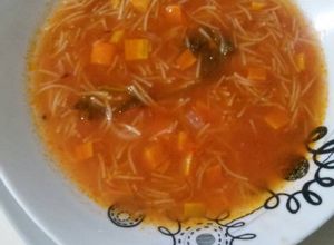 Una foto de Sopa de fideo con zanahorias