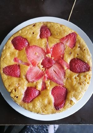 Una foto de Keke de fresas y mandarinas en olla arrocera 😋🍓🍊