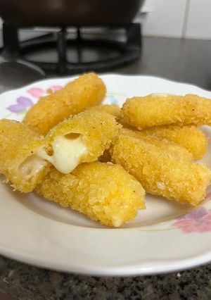 Hình của món Bí quyết làm phô mai que tan chảy, kéo sợi và để lâu khó đông lại.
