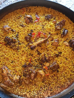 Una foto de Paella de pavo y conejo a la lumbre
