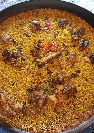 Una foto de Paella de pavo y conejo a la lumbre