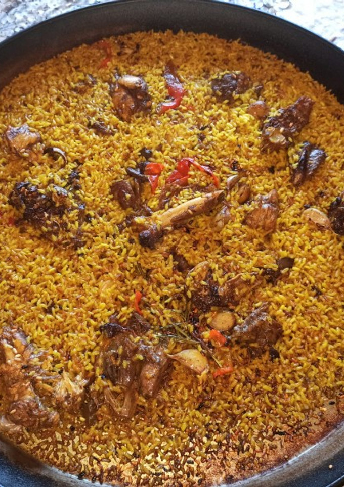 Una foto de Paella de pavo y conejo a la lumbre