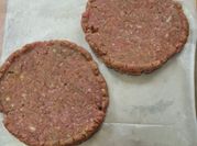 Una foto de carne para hamburguesa