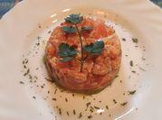 Una foto de tartar de salmón