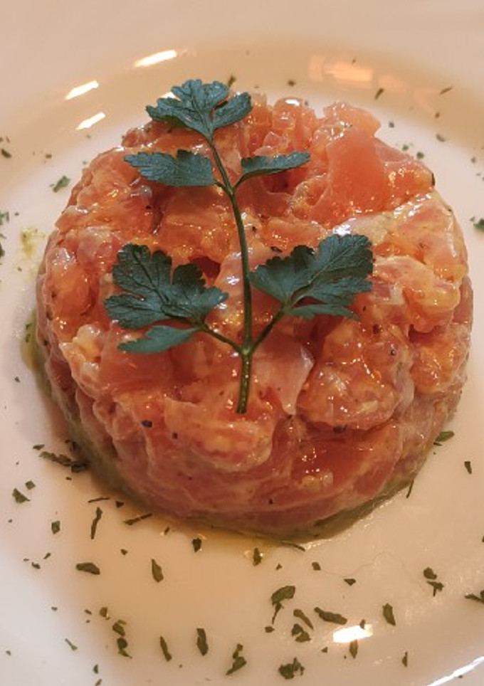 Una foto de Tartar de salmón