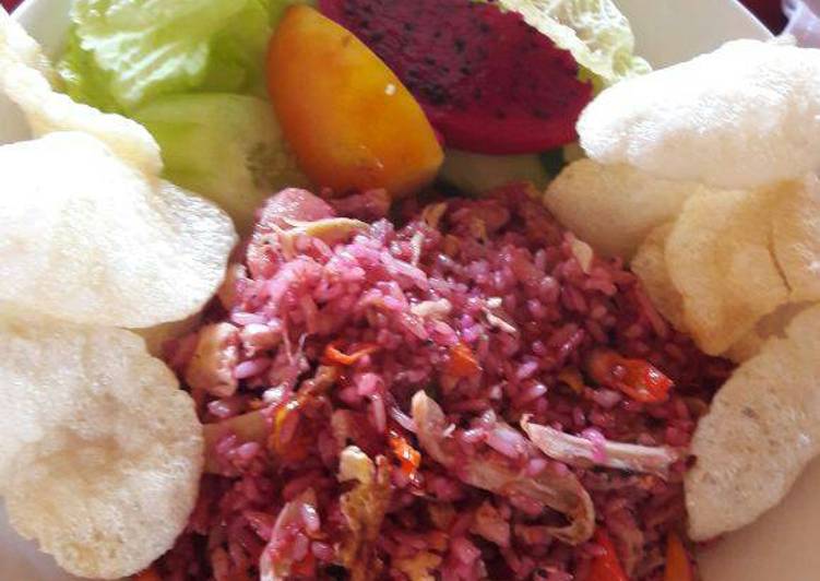 Cara Gampang Menyiapkan Nasi goreng buah naga, Bisa Manjain Lidah