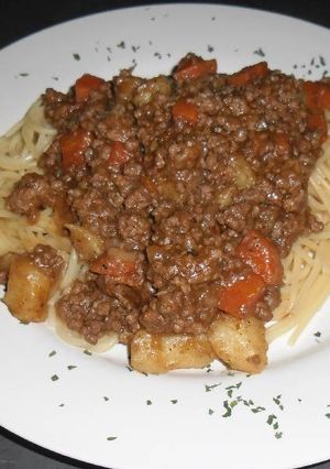 A picture of Spaghetti and mince.