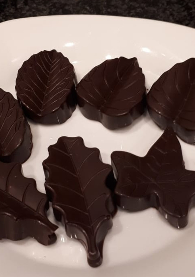 Una foto de Bombones de chocolate con fruta confitada