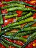 Quiabo assado com tomates cereja