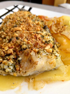 Una foto de Corvina al horno con costra de frutos secos