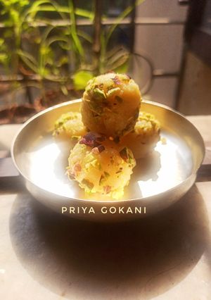 A picture of Pista Coconut Ladoo.