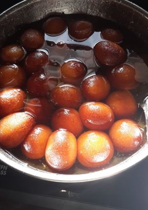 A picture of Bread gulab jamun.