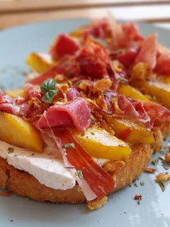 Una foto de Torrada de queso crema, nectarinas y jamón