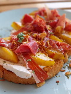 Una foto de Torrada de queso crema, nectarinas y jamón