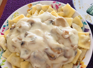 Una foto de Salsa Blanca y Champiñones