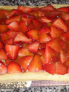 Una foto de Tarta de fresas hojaldrada