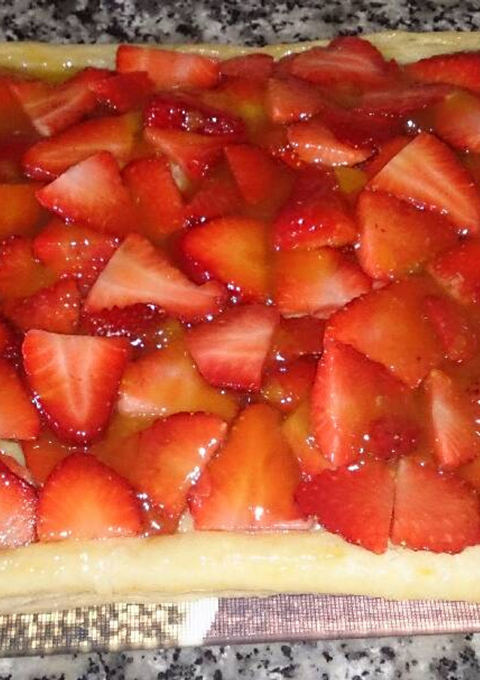 Una foto de Tarta de fresas hojaldrada