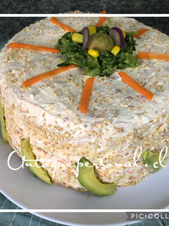 Una foto de Torta fría de panqueque rellena de pollo y verduras