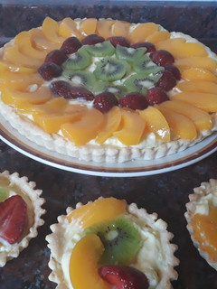 Una foto de Tarta frutal 🍑🥝🍓