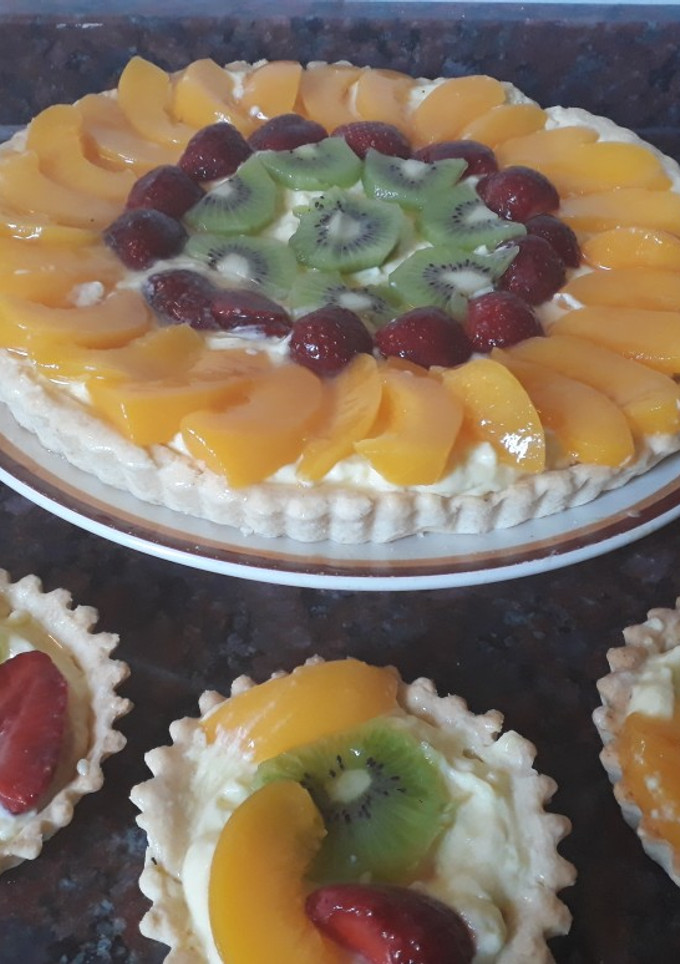 Una foto de Tarta frutal 🍑🥝🍓
